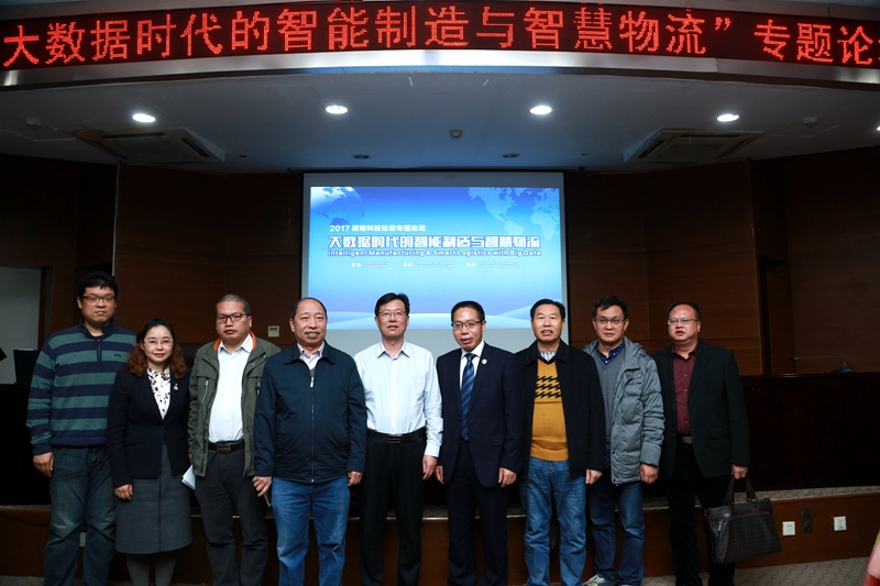 学院代表与天津大学齐二石教授、清华大学王凌教授等专家进行交流（新）_副本.jpg